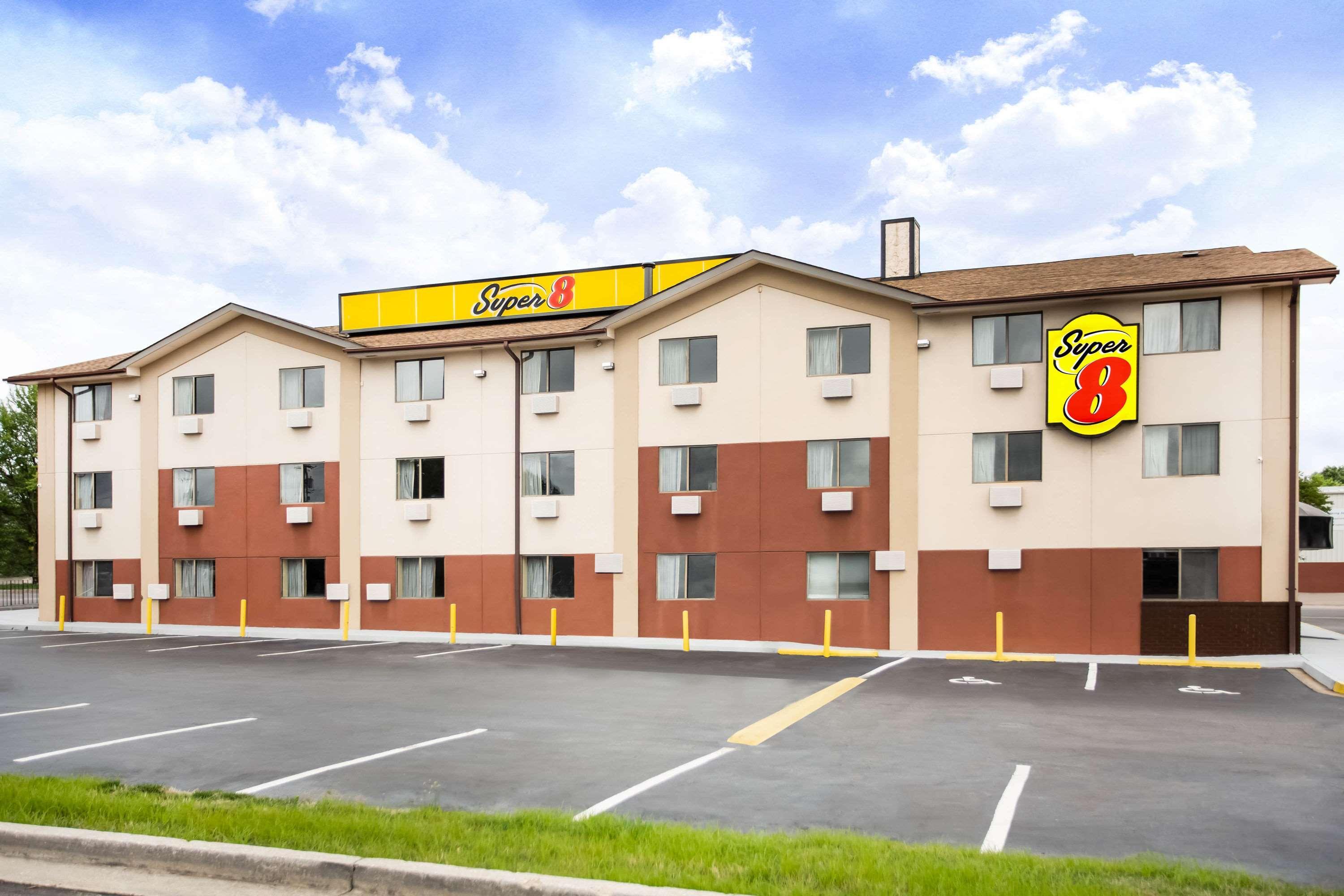 Super 8 By Wyndham Chester/Richmond Area Zewnętrze zdjęcie